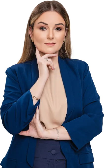 Gislaine Bonna de blazer azul, com a mão no queixo